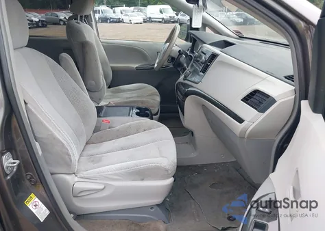 2013 Toyota Sienna Le V6 8 Passenger z USA, uszkodzony, nr VIN 5TDKK3DC7DS324011